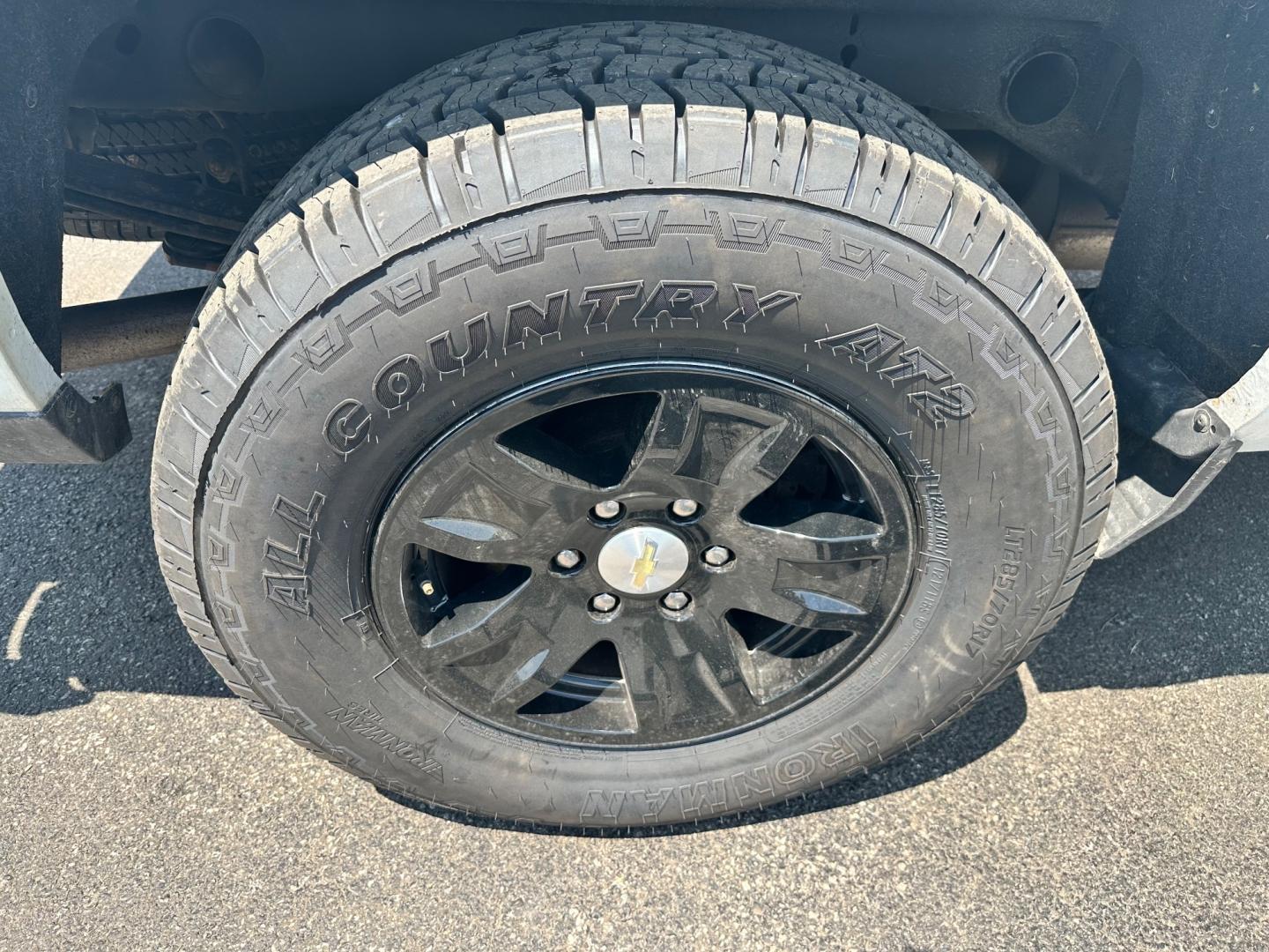 2017 White /Black Chevrolet Silverado 1500 LT (1GCVKREH5HZ) with an 4.3L V6 OHV 12V engine, 6-Speed Automatic transmission, located at 11115 Chardon Rd. , Chardon, OH, 44024, (440) 214-9705, 41.580246, -81.241943 - The 2017 Chevrolet Silverado 1500 LT Double Cab 4WD offers a harmonious fusion of rugged capability and modern convenience, powered by the robust 4.3-liter V6 engine. This engine, known for its reliability and efficiency, provides ample power for a variety of tasks, delivering 285 horsepower and 305 - Photo#13